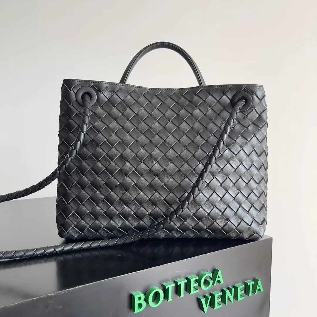 The 2023 new Andiamo batch of 2260 BV has been shipped‼ ️Really popular🔥The new Andiamo woven handbag launched by Bottega Veneta this season is really popular all over the world! ! Celebrities at home and abroad have worn it, and Oscar-winning actress Michelle Yeoh has taken it out on the street. Song Jia, Trai Yara, Yu Feihong, Sanji Ayaka, Rosie Hunting-Whiteley, Yoshioka Riho, etc. have all picked up this bag. It is classic and versatile, showing off its temperament, and the bag capacity is also large, which is very convenient for daily commuting! ! A variety of carrying methods, the shoulder straps can be adjusted by yourself, the original lambskin feels soft and delicate, and the unisex style breaks the gender boundaries and brings a more practical and long-lasting use experience. Andiamo, which has both elegant and casual styles, perfectly interprets the true appearance of "fashionable old money style". Style number: 743572 Size: 32*24*12
